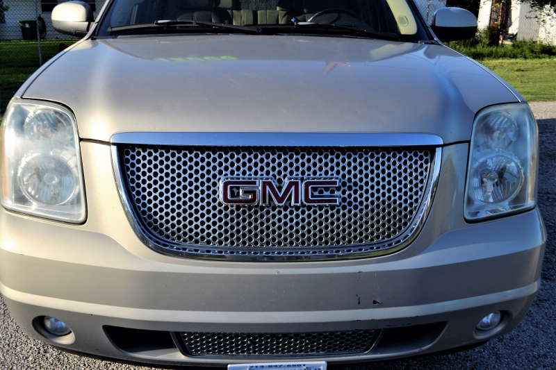 automobile-ARTIGNOSC SUR VERDON-min_gmc-yukon-truck-grill-2828425